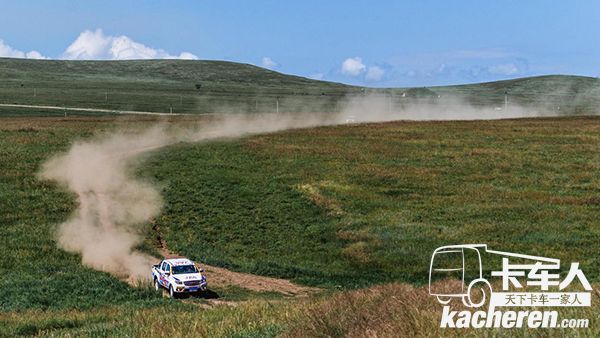 帅铃T6驰骋在广袤的草滩