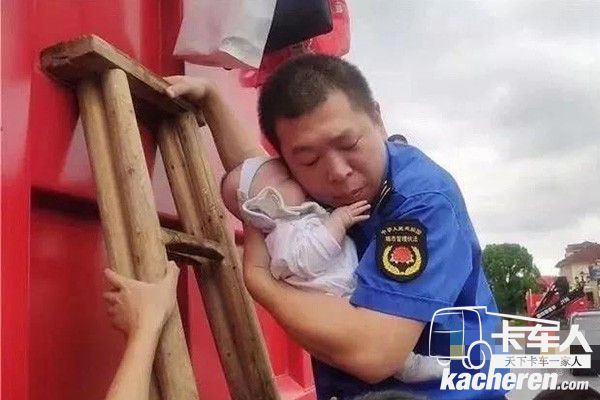 救援队员把仅仅一个多月的婴儿紧紧抱在怀中