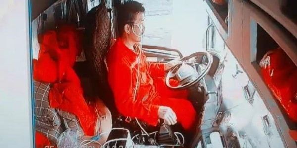 武怀忠在路途中吸氧