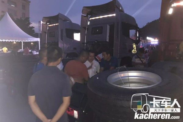 夜场看车,定制夜光车贴格外抢眼