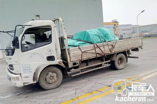 东风轻卡载满货物