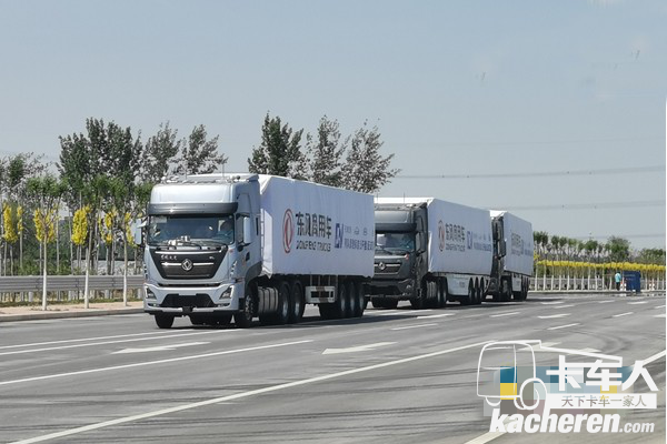 东风商用车参加列队跟驰演示