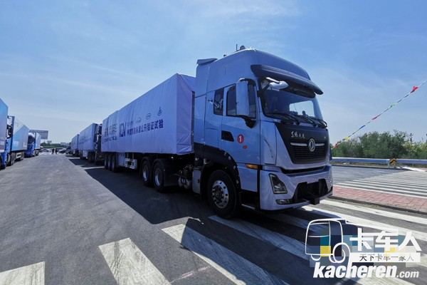 东风商用车参加列队跟驰演示