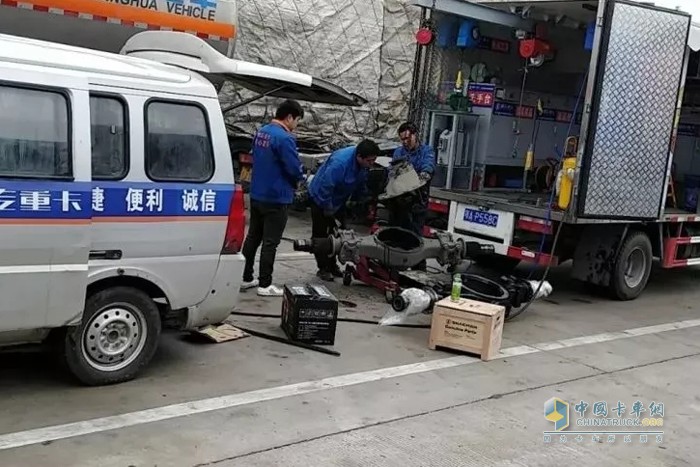 陕汽重卡 救援移动服务车 牵引车