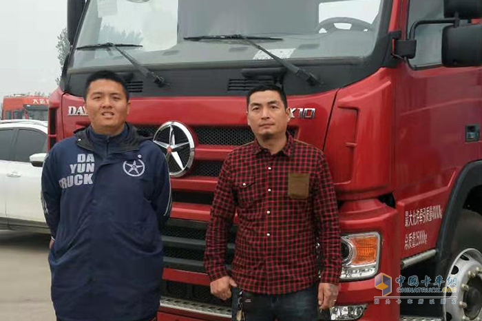 交车现场,用户为大运重卡点赞