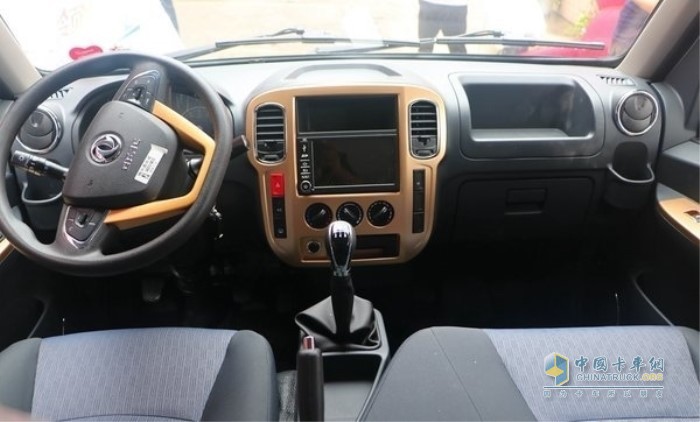 东风途逸驾驶室