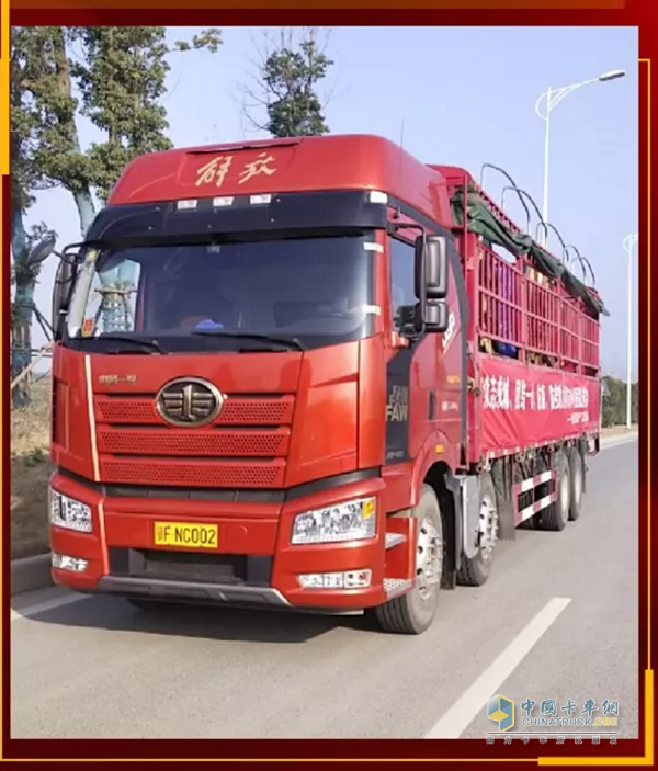 满载货物的解放汽车,驰援“前线”