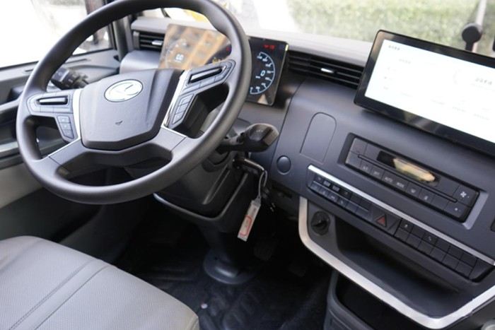 全是科技与狠活,华菱S11重卡新品近距离体验