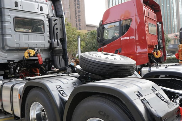 全是科技与狠活,华菱S11重卡新品近距离体验