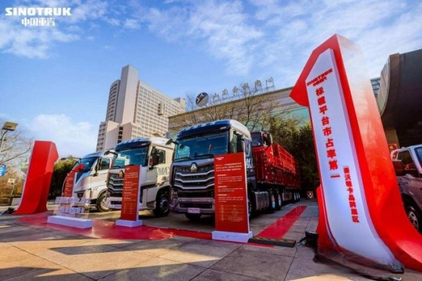 “疆煤外运”盈运之王加冕 中国重汽豪沃子母车再升级