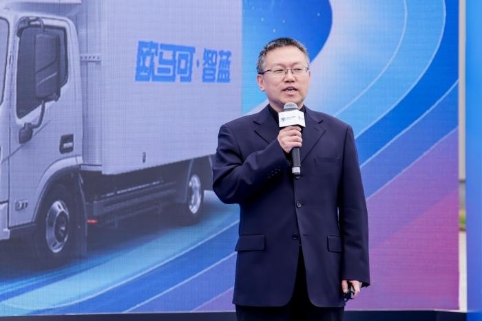 欧航欧马可事业部产品副总裁鲍永明讲解全新一代欧马可智蓝HS混动产品