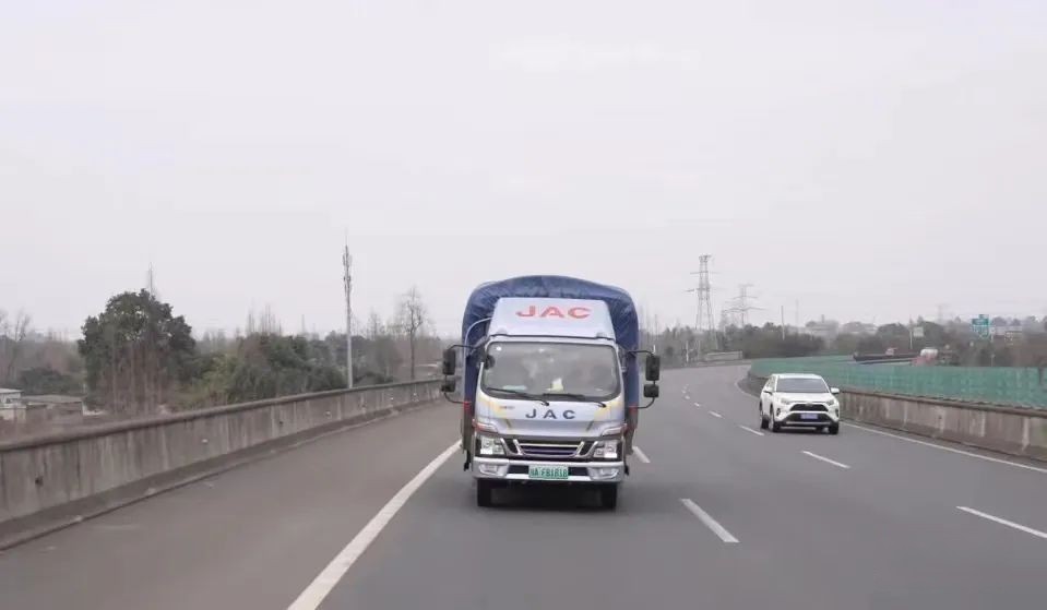 混动1号·骏铃聚宝盆城内城际畅通无忧,为成都涂老板创造更多价值!
