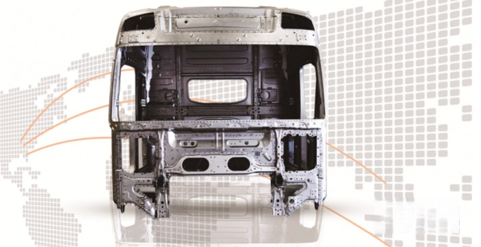 驾驶大运重卡不慎掉落山沟,结局让人意想不到