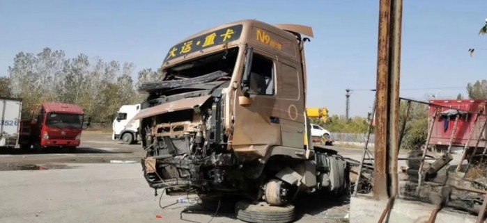 驾驶大运重卡不慎掉落山沟,结局让人意想不到