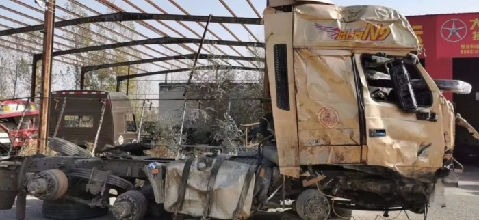 驾驶大运重卡不慎掉落山沟,结局让人意想不到