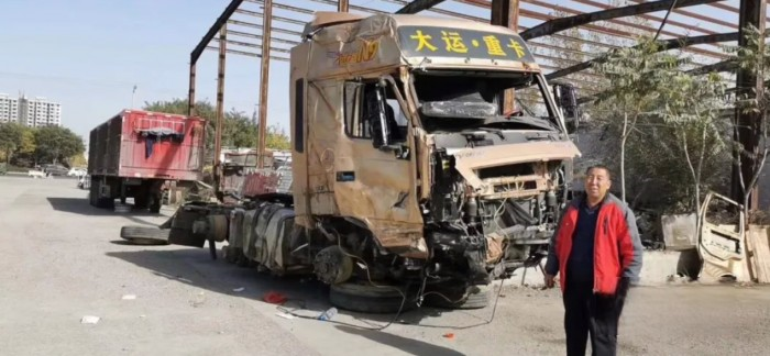 驾驶大运重卡不慎掉落山沟,结局让人意想不到