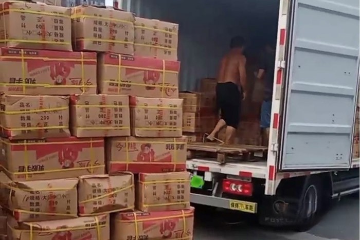 曾先生的这辆奥铃智蓝纯电轻卡,搭载宁德时代81kWh磷酸铁锂电池,配合上该车的一键ECO省电模式+制动能量回收,能很好的降低能耗。