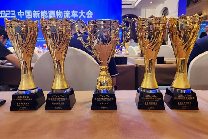 庆铃EVM600纯电动轻卡,一举夺获轻型货厢组(轻卡组)全能金奖、最佳节能能力奖、最佳续航能力奖、最佳动力性能奖、最佳制动性能奖五项大奖。