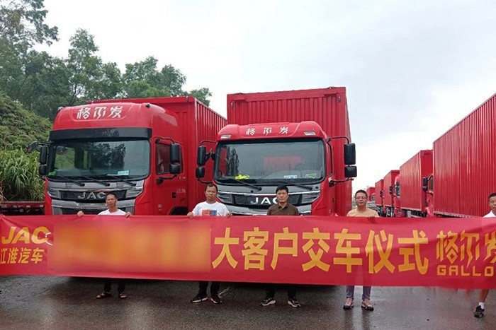 此次与车企大客户签订120辆重卡战略合作协议,也再次向市场证明了江淮重卡的卓越性能与高端品质。