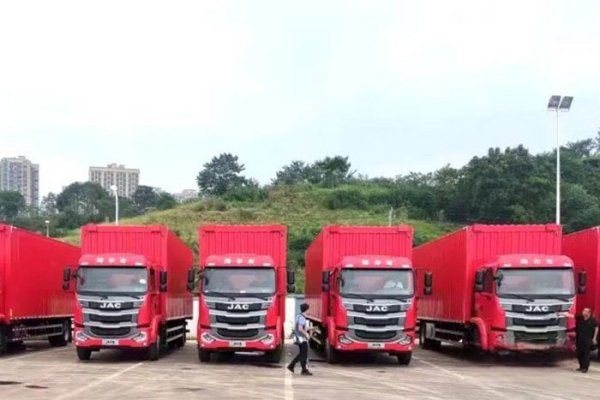 此次与车企大客户签订120辆重卡战略合作协议,也再次向市场证明了江淮重卡的卓越性能与高端品质。